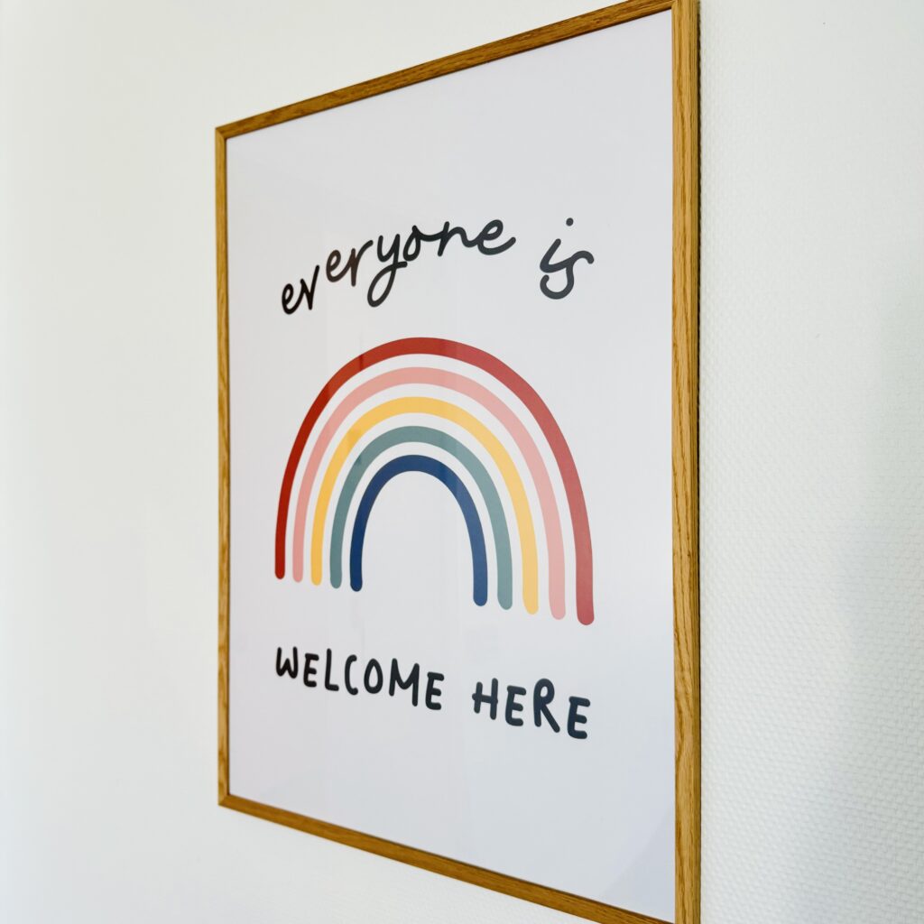 Praxis Gesa-Fee Velten. Regenbogenbild: Everyone is welcome here