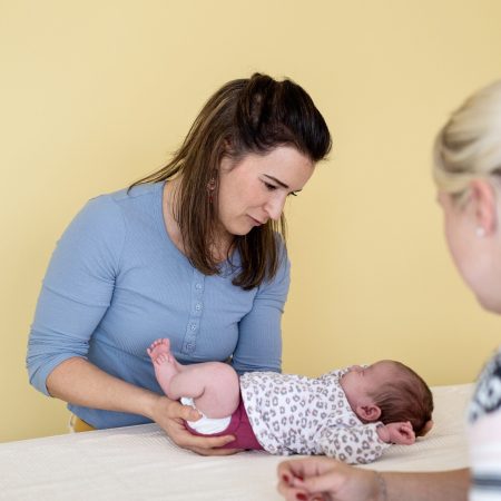 Osteopathie für Babys. Gesa-Fee Velten bei der Behandlung eines Säuglings.